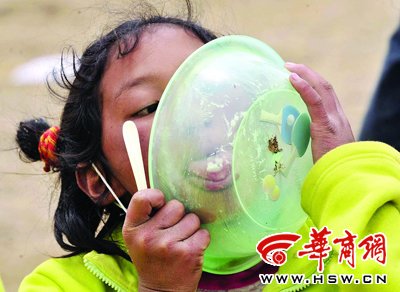 玉树灾区现场图片报道：孤儿院的孩子们