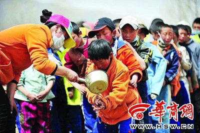 玉树灾区现场图片报道：孤儿院的孩子们