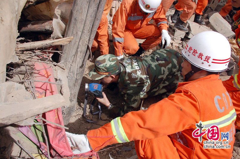 特写:十五年消防兵王建 两度地震救援(组图)