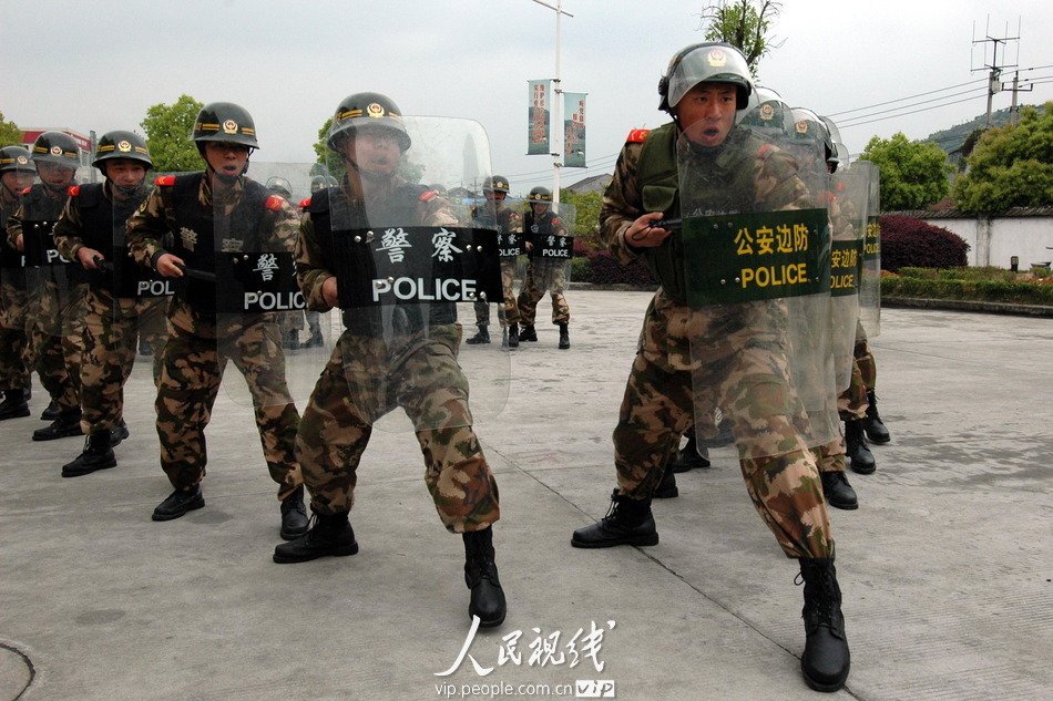 高清图:温州边防武警演练反恐阵型