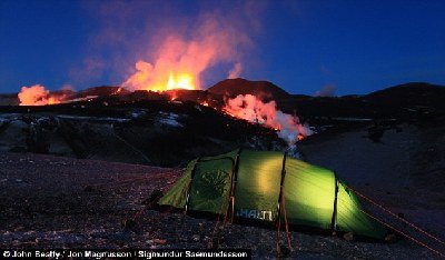 英国摄影师冒生命危险拍摄冰岛火山喷发奇景