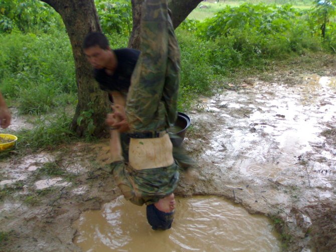 组图:解放军特种兵抗审讯训练照曝光