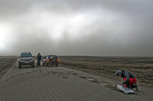 冰岛火山爆发 当地人忍受铺天盖地火山灰(图)
