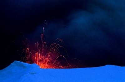 冰岛火山首次喷发出熔岩 火山灰已显著减少