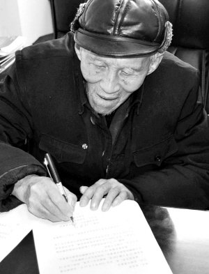 82岁拾荒老人匿名捐款数百次 每天伙食不超2元