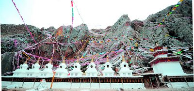 正文   4月20日,陈尕(右一)向陈本善院长表示感谢,称赞他医术高明.