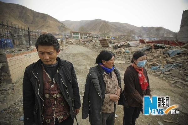 组图:青海玉树沉痛悼念地震遇难同胞