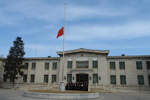 中国驻蒙古国使馆为地震遇难同胞降半旗志哀