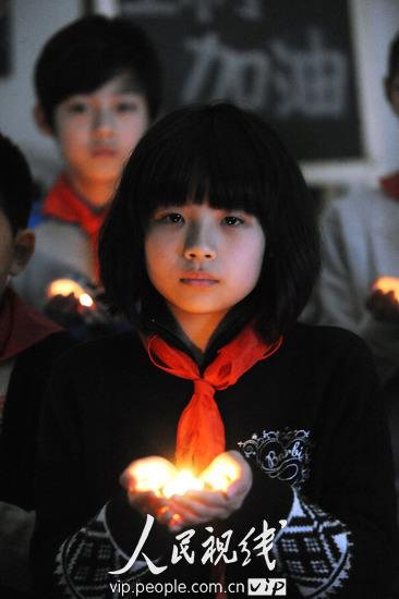 沈阳小学生为地震遇难小朋友举行哀悼活动