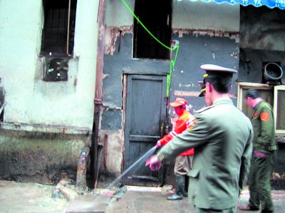 30人清扫楼道脏乱