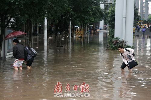 广州普降暴雨12处水浸街 市长向市民道歉