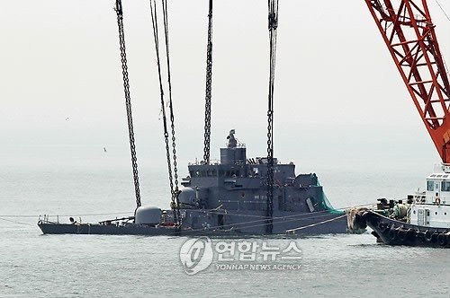 韩国天安舰舰首露出水面 明日整体打捞(组图)