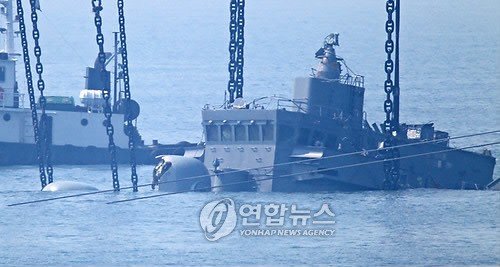 韩国天安舰舰首露出水面 明日整体打捞(组图)