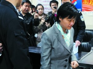 黄光裕案一审开庭 对3项指控均提异议_新闻滚