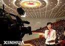 图文:记者在大会上采访
