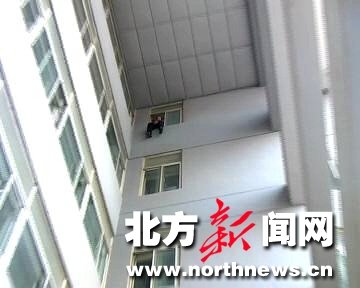 男子从内蒙古师范大学教学楼跳下身亡(组图)