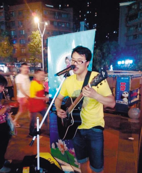 小伙辞职赴成都街头唱歌寻找“微笑姑娘”_新闻_腾讯网