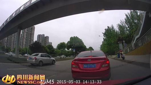 成都女司机被殴打续：双方2次开窗喊话“斗车”