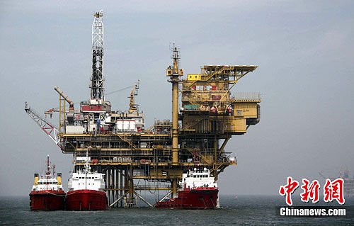 2011年9月2日，记者搭乘的中国海监15船到达蓬莱19-3油田溢油事故作业现场。在蓬莱19-3油田B、C作业平台附近海域，海面上仍有漂浮的油带膜，并有大量油花溢出，康菲公司的溢油清理工作仍在进行。图为蓬莱19-3油田C平台。中新社发 阮煜琳 摄 