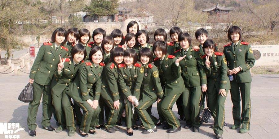 高清:武警部队神经系统-总部话务一号台女兵
