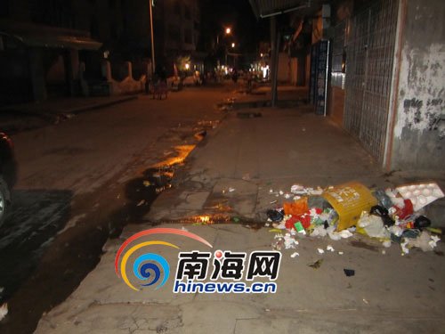 海口龙华区一小区附近脏乱差 烧烤摊深夜扰民