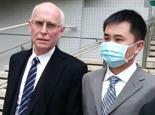 认罪被告刘洋左与代表大律师。图:香港《星岛日报》网站