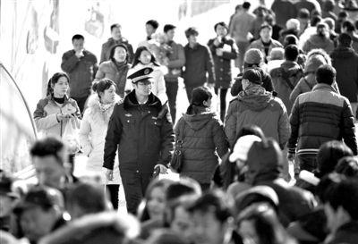 2月2日，地坛西门，城管队员杨怀广在庙会门口执勤。新京报记者 薛珺 摄