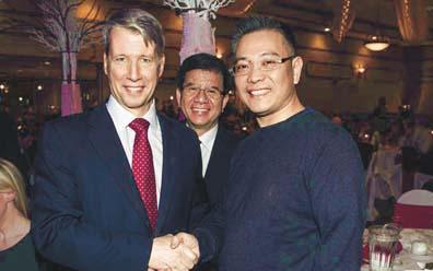 今年1月18日时程慕阳（右）在温哥华自由党筹款活动时，与自由党议员候选人Andrew Leslie握手。（加拿大《星岛日报》资料图）