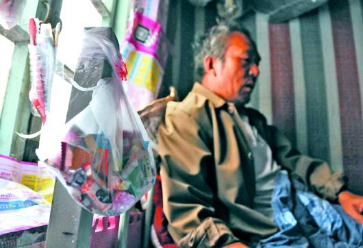 穆计明老人床头上挂着当时好心人给买的糖。 本报记者李岩松摄