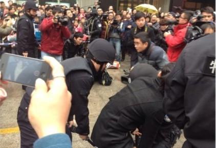 重病男童想当警察 百余市民争当劫匪为其圆梦_新闻_腾讯网