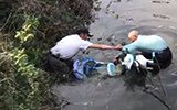 1岁男孩掉河中 88岁老人跳入河中救援