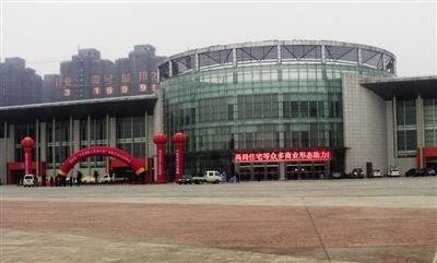 漯河市的科教文化中心是这座城市的地标。吕清海在这里当选为漯河市市长，42天后也是在这里被省纪委带走双规。