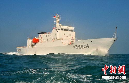 中国渔政海警船赴半月礁海域搜索失联渔船