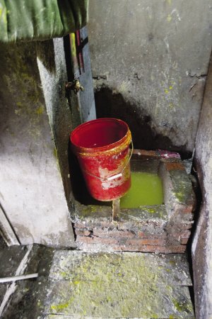 黑作坊回收变质过期冷面重新加工 日产上千斤