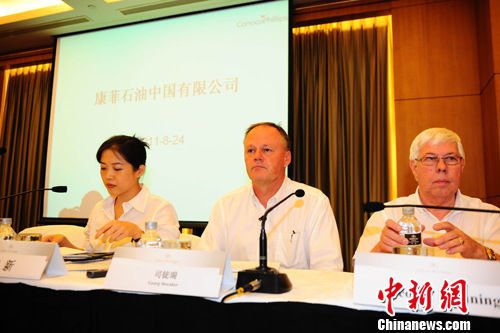 2011年8月24日上午，康菲石油中国有限公司总裁司徒瑞（Georg Storaker）等高层在北京举行记者发布会，就渤海溢油事件致歉。图为司徒瑞（中）等康菲公司高层在发布会上。中新社发 李学仕 摄 