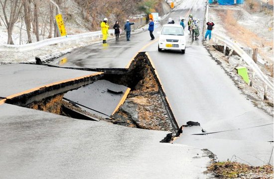 组图日本九级大地震海啸山崩路难行33p