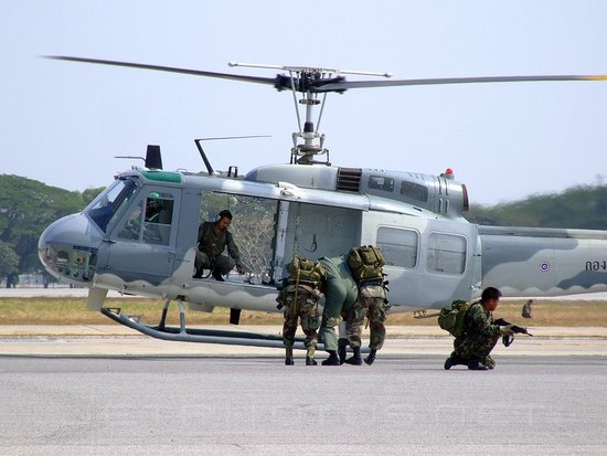 菲律宾空军一架UH-1直升机坠毁 导致7人受伤