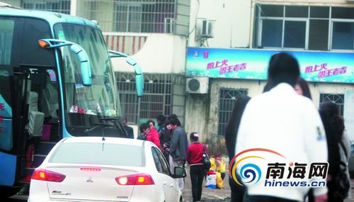 海口黑票点猖狂:乘客拒买高价票被打成骨折