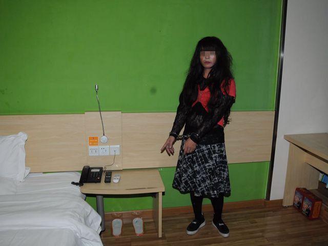 48岁大叔扮女装骗小鲜肉开房 以离婚少妇自居