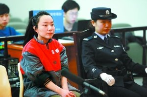 18岁女孩自称“我爸是黑社会老六”诈骗受审