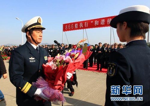 中国海军"和平方舟"号医院船完成任务返回舟山