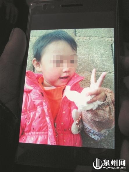 四岁女童裸死荒草地 18岁嫌疑人系女童父母工友