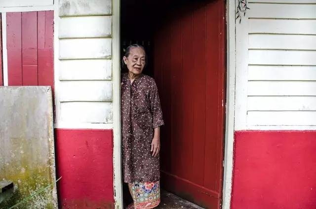 Nek Nek Lisa也在这个村里生活,她患有老年痴呆,她的女儿搬回来照顾她,女儿说让妈妈搬到现代公寓会让她的病更严重。 Nek Nek Lisa也在这个村里生活,她患有老年痴呆,她的女儿搬回来照顾她,女儿说让妈妈搬到现代公寓会让她的病更严重。