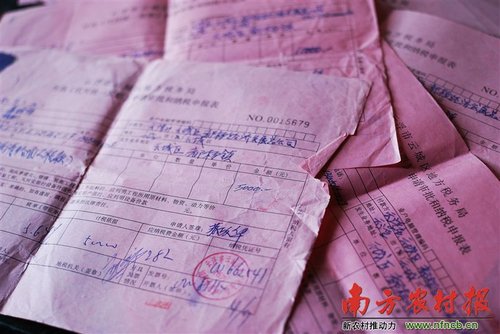 苏政华去都杨镇政府讨要350多万元欠款，大多时候每次只拿到5000或10000元。