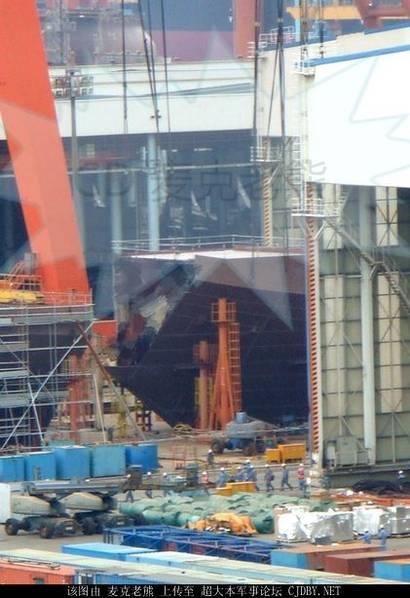 国产航母最新建造进度曝光 再装两分段舰艏上翘