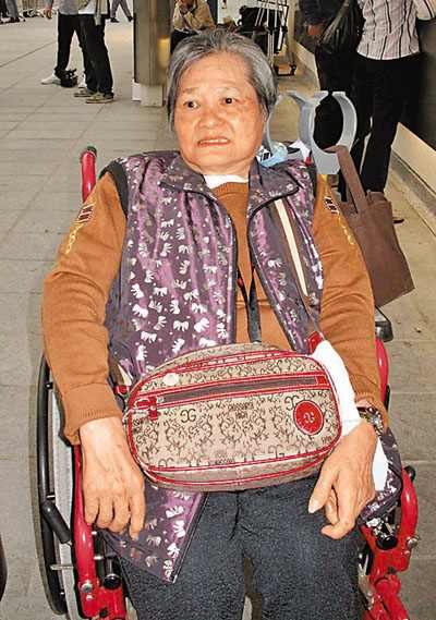香港七旬婆婆坐轮椅为灾区捐款 仅靠领综援金过活