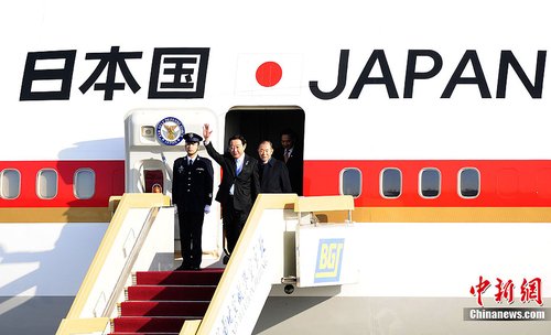 12月25日，日本国首相野田佳彦乘专机抵达北京，开始其上任后的首次访华之旅。中新社记者 侯宇 摄