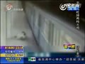 视频：实拍男子跳轨自杀被列车弹回站台