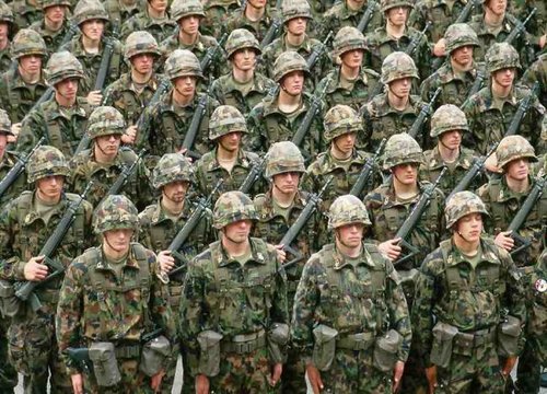 瑞士举行军演 模拟经济危机后抵御法国入侵