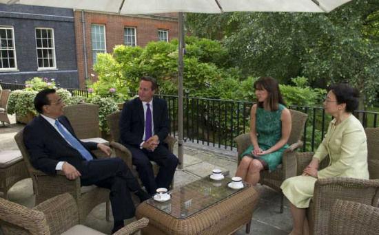 李克强携夫人程虹在唐宁街10号与卡梅伦夫妇共进下午茶。